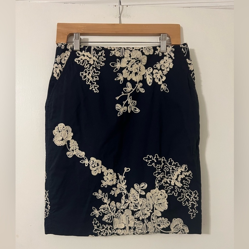 J. Crew Blue and Cream Floral Pencil Skirt size 6 (V122)